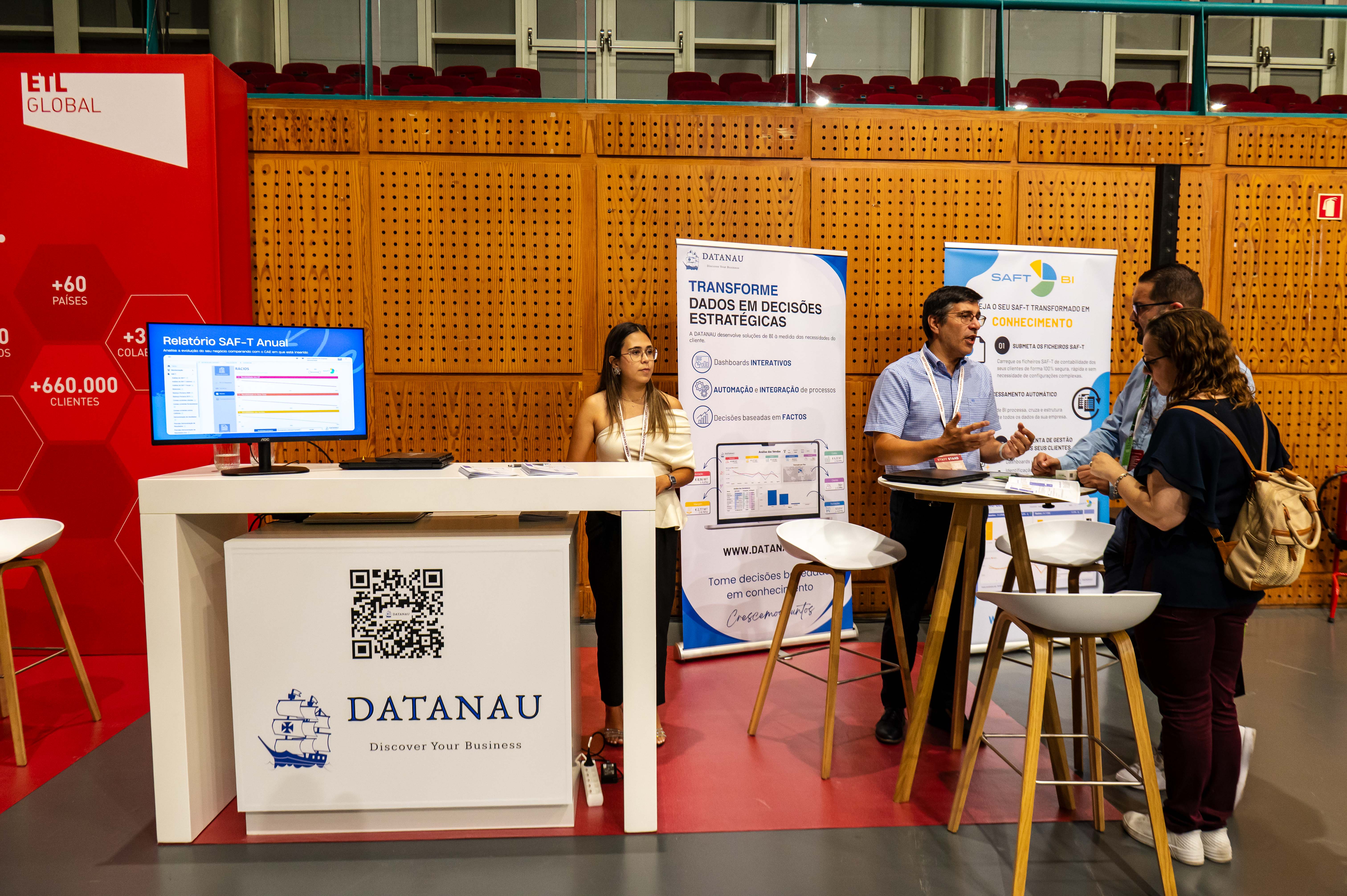 Equipa SAFT.BI no stand do Congresso OCC 2026